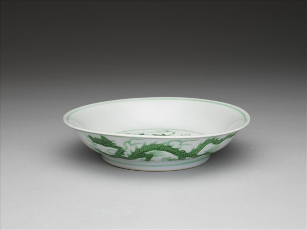 白瓷綠彩龍紋盤