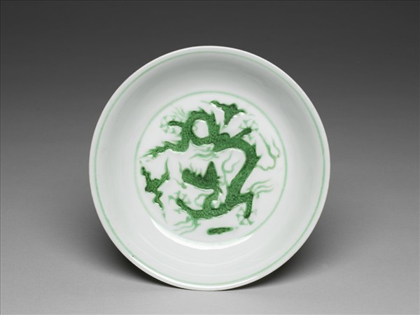 白瓷綠彩龍紋盤