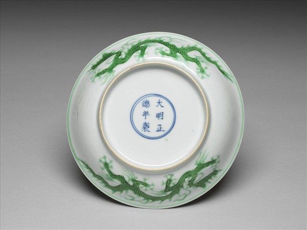 白瓷綠彩龍紋盤