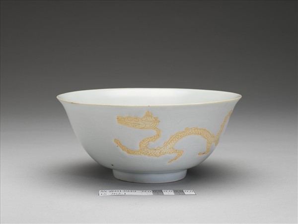 甜白釉龍紋碗