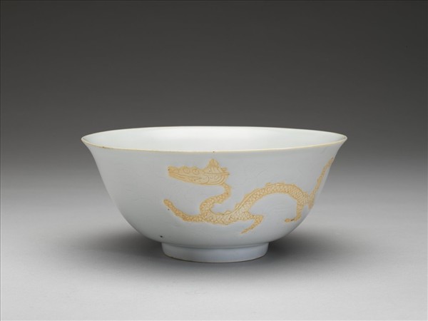 甜白釉龍紋碗