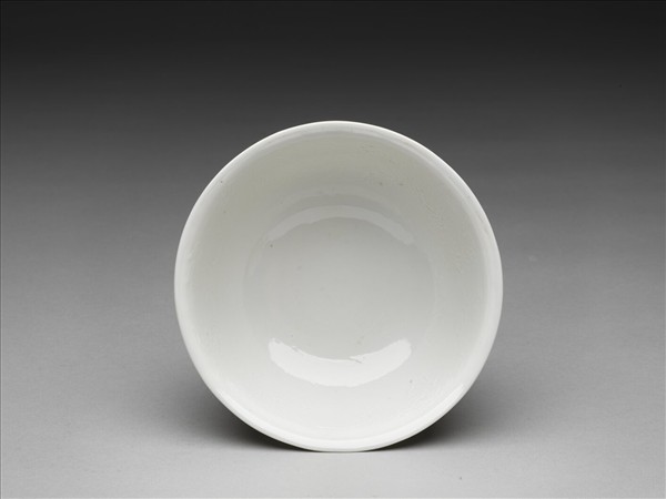 白釉雙龍戲珠紋高足杯