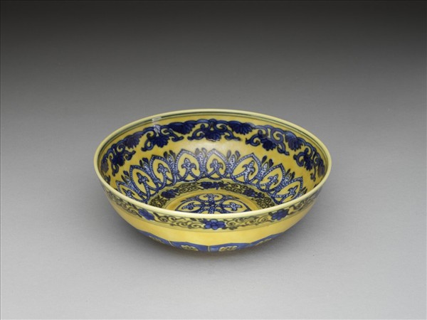 黃釉青花花果紋碗