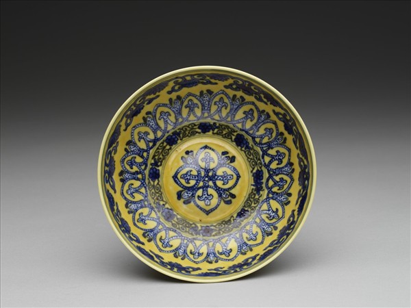 黃釉青花花果紋碗