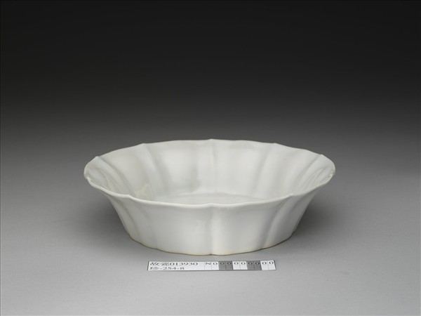 甜白釉牡丹花式洗