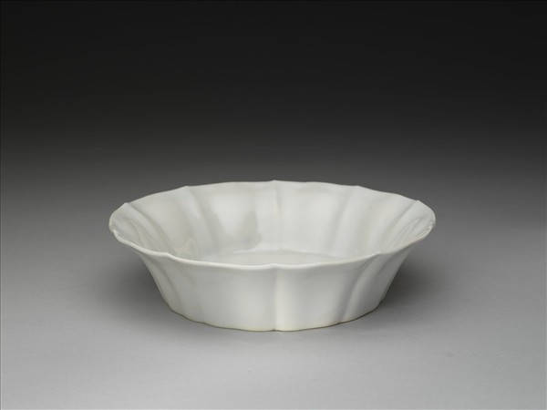 甜白釉牡丹花式洗