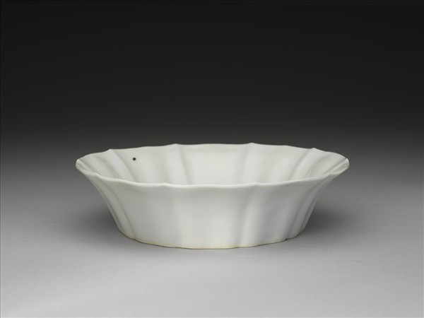 甜白釉牡丹花式洗