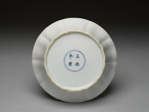 甜白釉牡丹花式洗