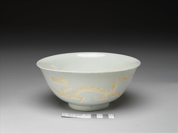 甜白釉劃花龍紋碗