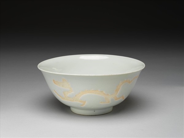 甜白釉劃花龍紋碗