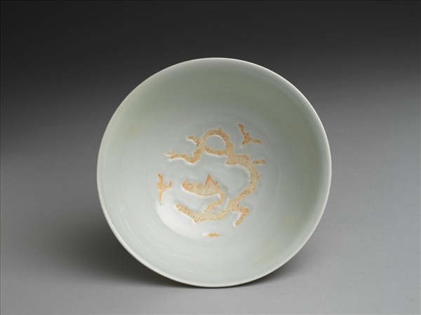 甜白釉劃花龍紋碗