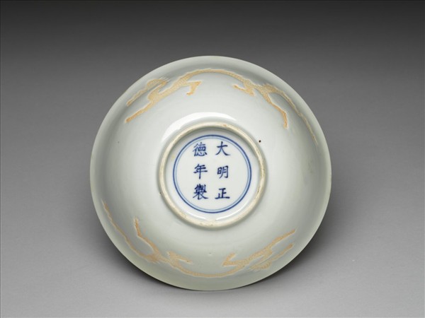 甜白釉劃花龍紋碗