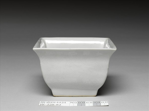 甜白釉劃花龍紋方洗