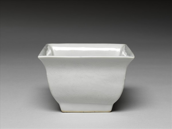 甜白釉劃花龍紋方洗