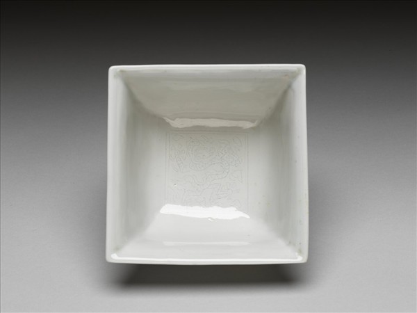 甜白釉劃花龍紋方洗