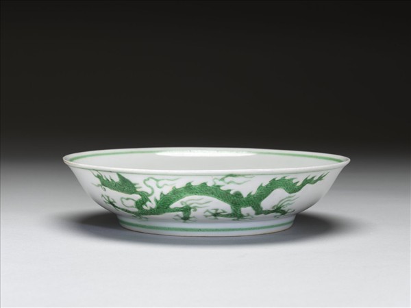 白瓷綠彩雲龍紋盤