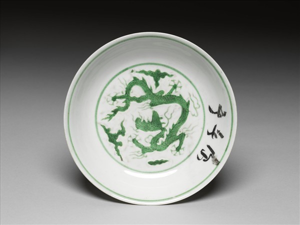 白瓷綠彩雲龍紋盤