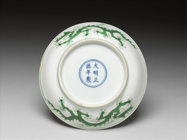白瓷綠彩雲龍紋盤