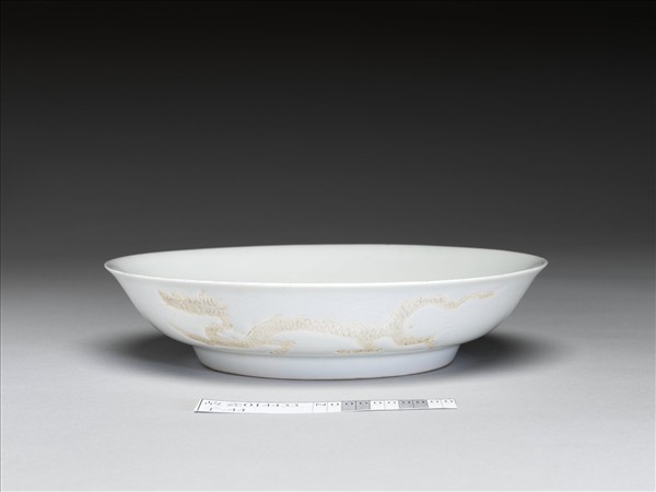 甜白釉劃花雲龍紋盤