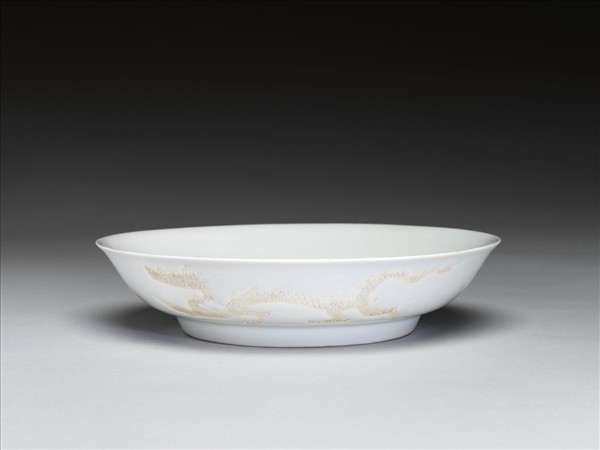 甜白釉劃花雲龍紋盤