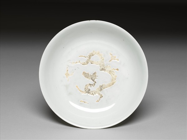 甜白釉劃花雲龍紋盤