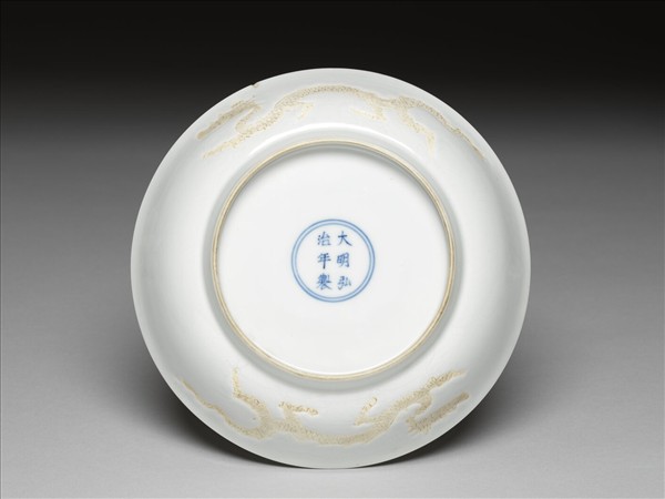 甜白釉劃花雲龍紋盤