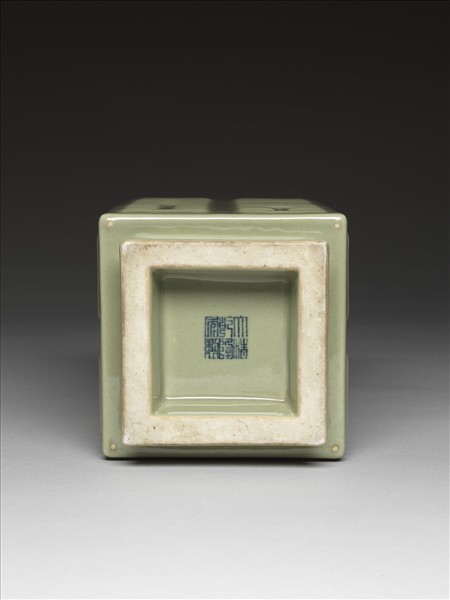 仿龍泉釉八卦紋琮式瓶