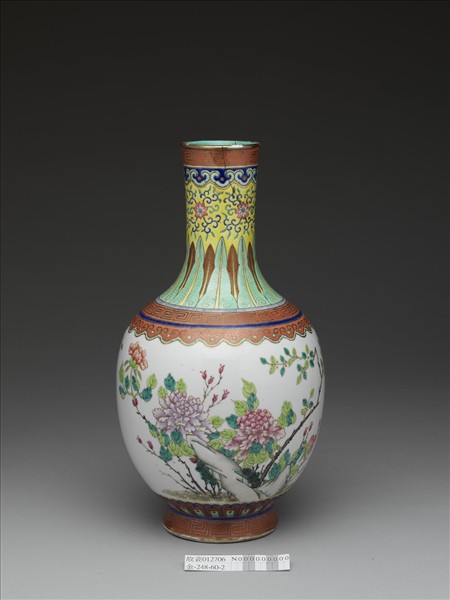 「慎德堂」款粉彩牡丹紋瓶