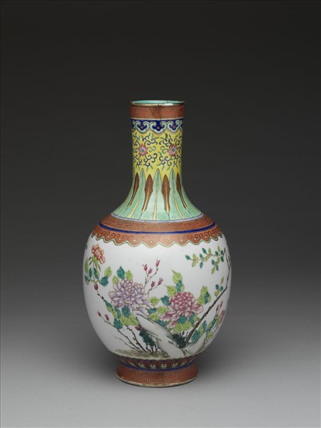 「慎德堂」款粉彩牡丹紋瓶