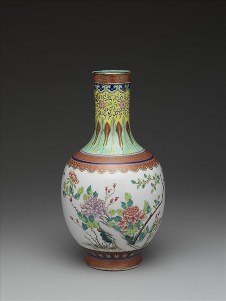 「慎德堂」款粉彩牡丹紋瓶