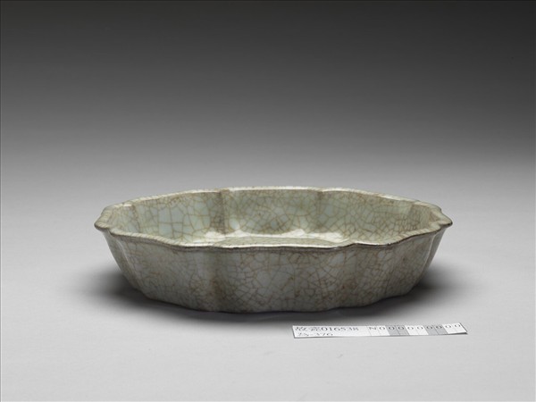 南宋官窯 青瓷牡丹花式洗