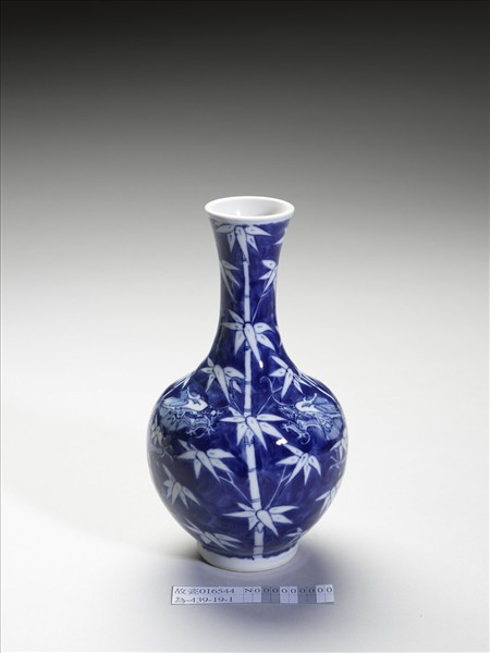 青花竹葉龍紋瓶