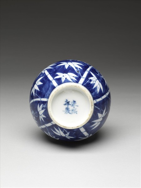 青花竹葉龍紋瓶