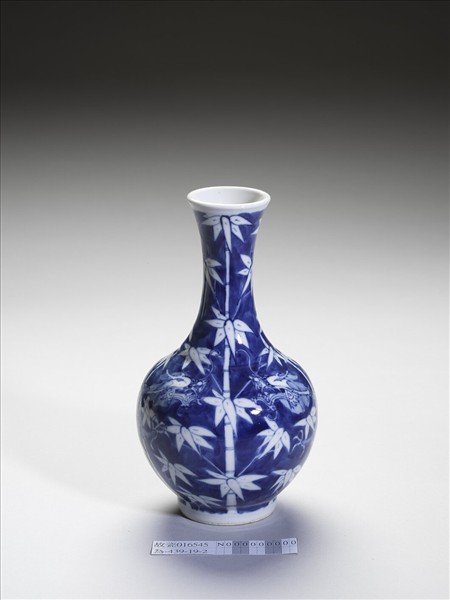 青花竹葉龍紋瓶