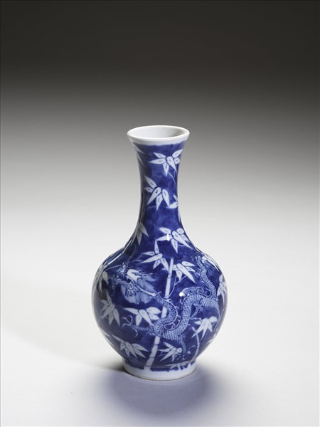 青花竹葉龍紋瓶
