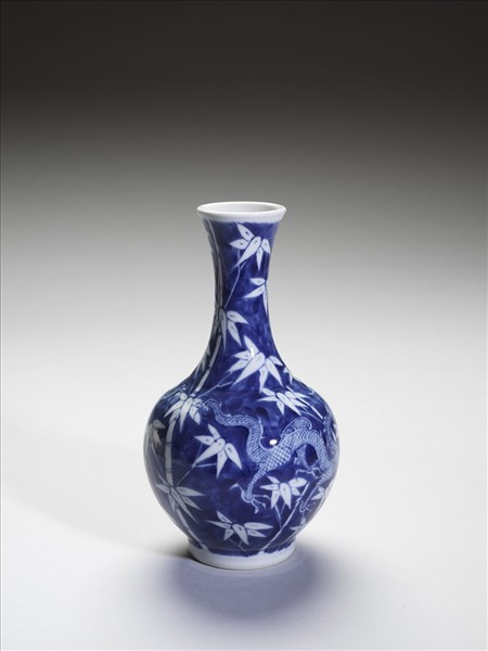 青花竹葉龍紋瓶