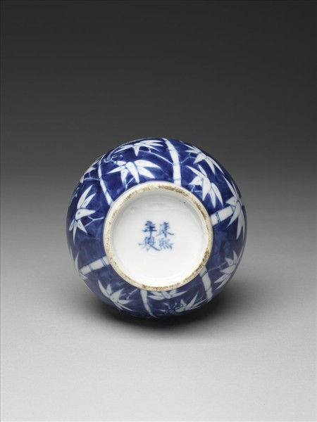 青花竹葉龍紋瓶