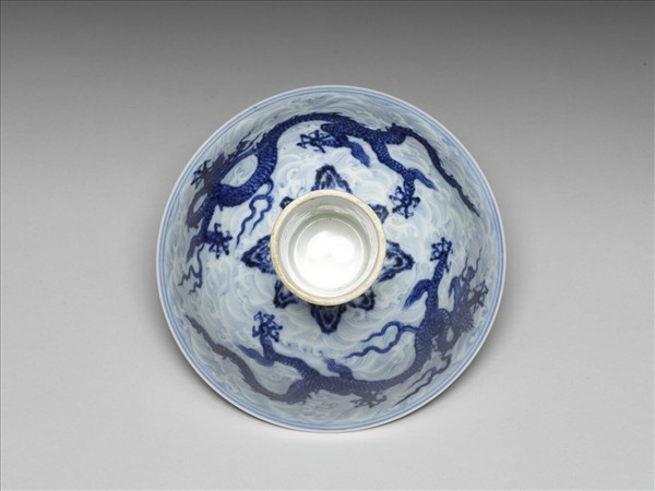 青花波濤雙龍紋高足碗