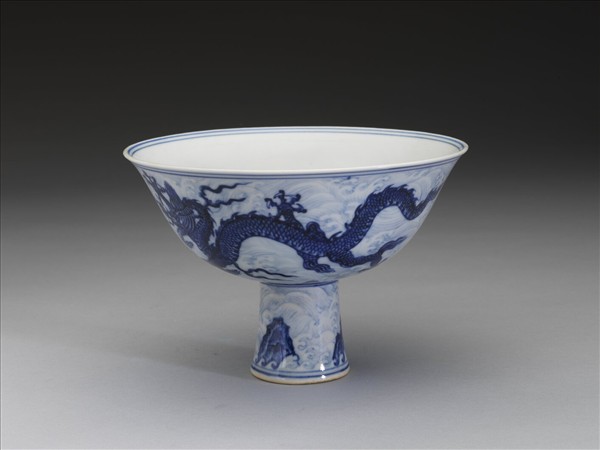 青花波濤雙龍紋高足碗