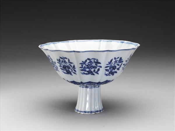 青花團花果紋葵式高足碗