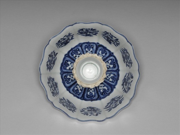 青花團花果紋葵式高足碗