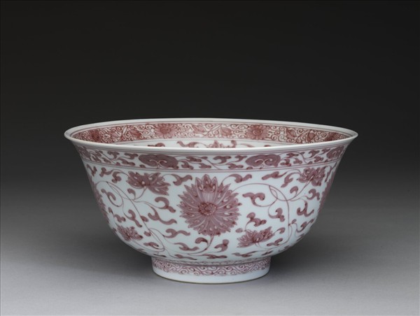 釉裡紅轉枝番蓮紋碗