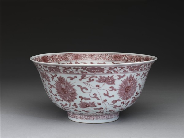 釉裡紅轉枝番蓮紋碗