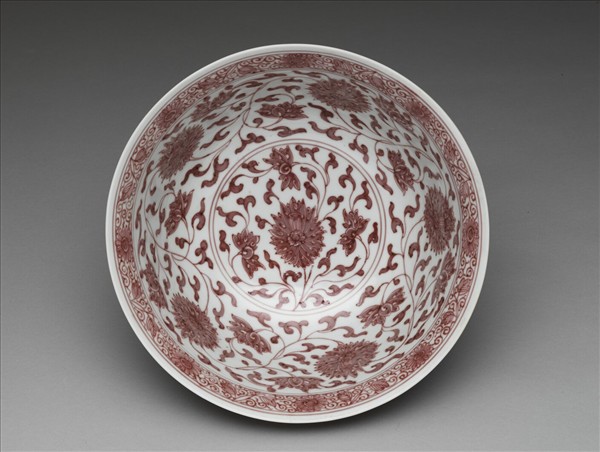 釉裡紅轉枝番蓮紋碗