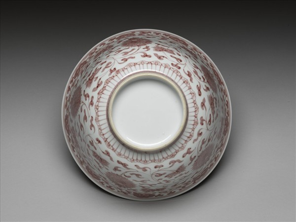 釉裡紅轉枝番蓮紋碗