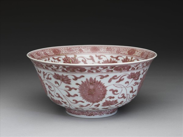 釉裡紅轉枝番蓮紋碗