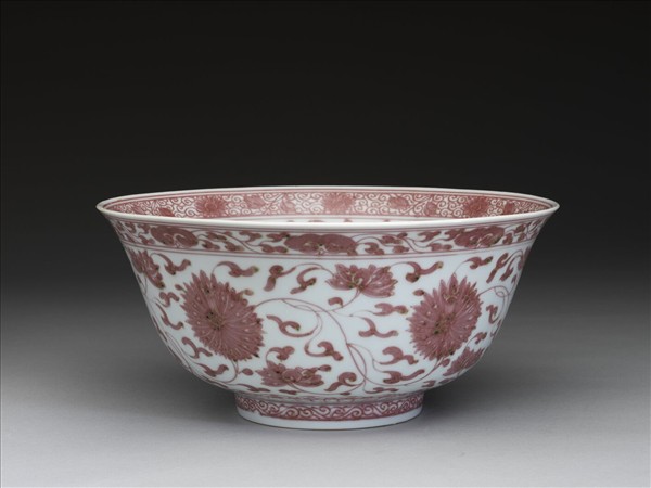 釉裡紅轉枝番蓮紋碗