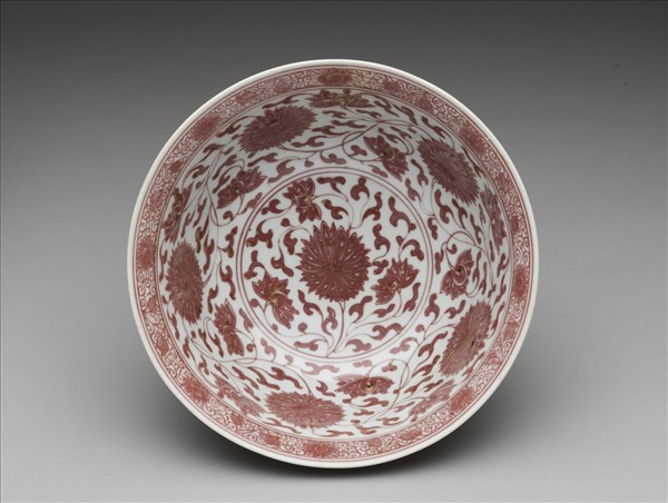 釉裡紅轉枝番蓮紋碗