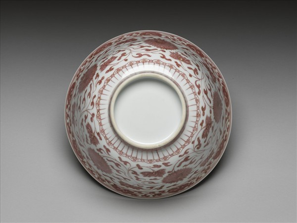 釉裡紅轉枝番蓮紋碗