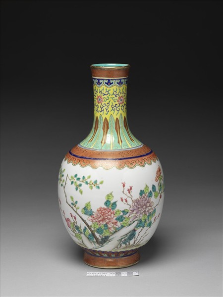 「慎德堂」款粉彩牡丹紋瓶